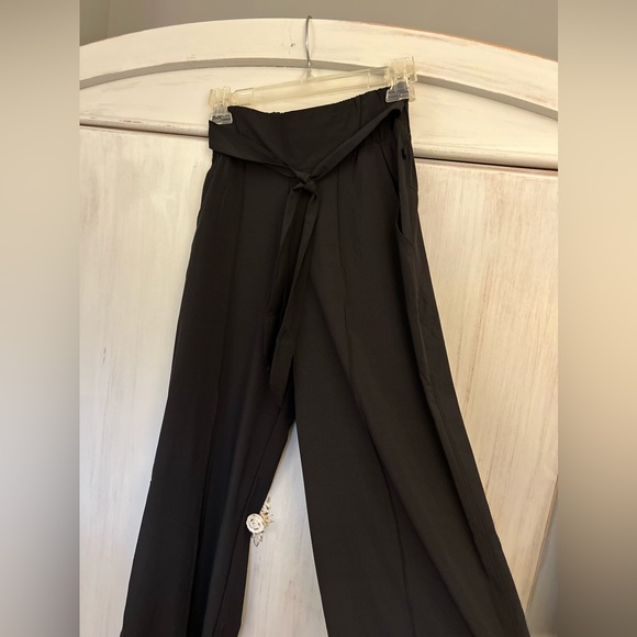Lululemon Wide Legged Pants Sz 4 Black Side with Pockets - Picture 3 of 9